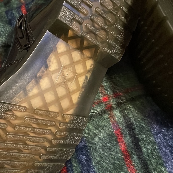 Black patent leather ankle boots with inside zipper - Picture 3 of 5